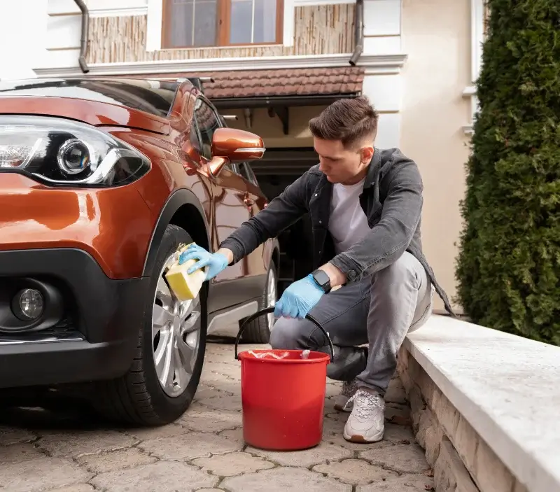 Lavage auto à domicile Saint-Priest-la-Plaine : professionnel intervenant sur un véhicule
